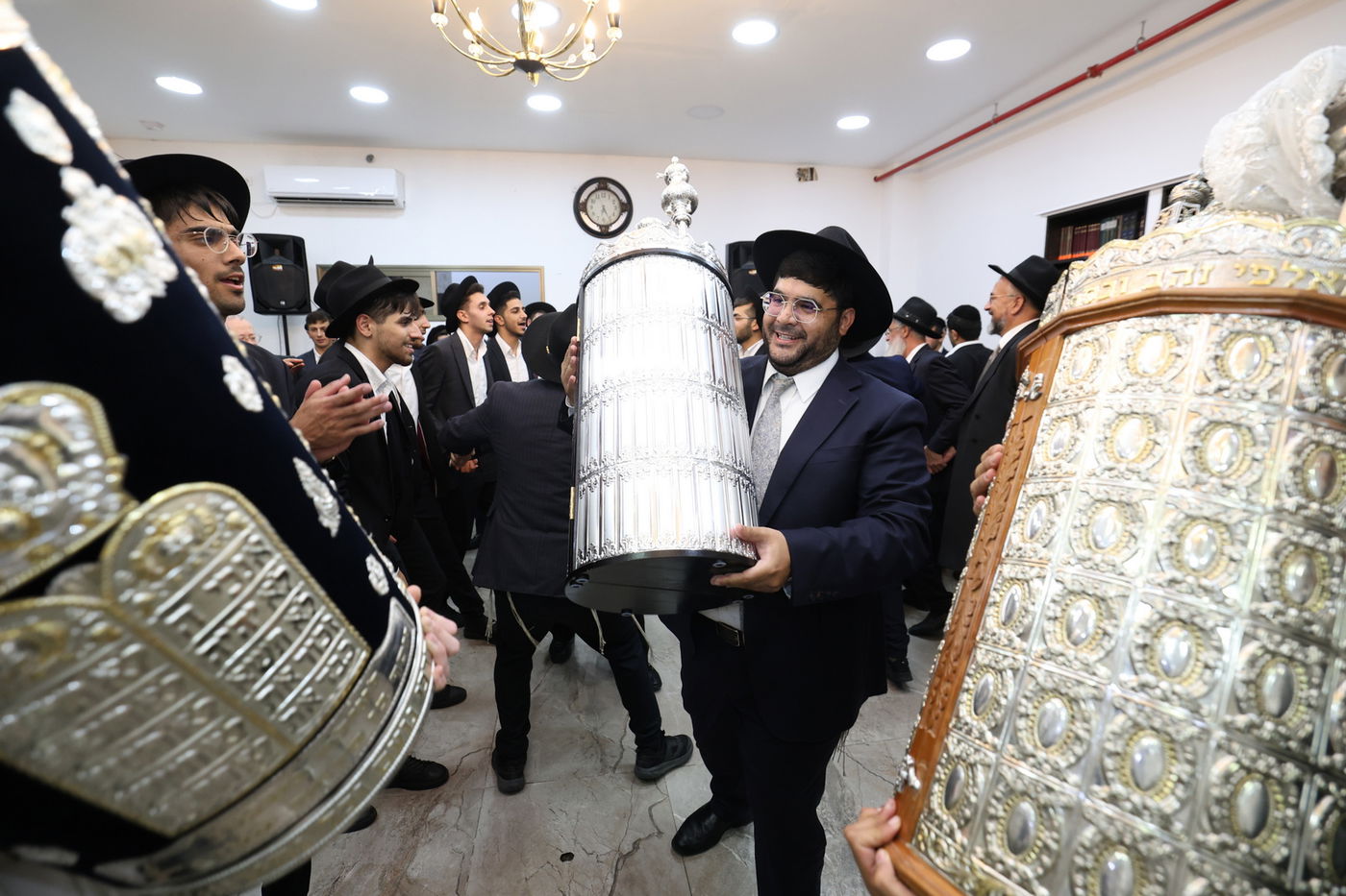 הכנסת ספר תורה לישיבת הקיבוץ