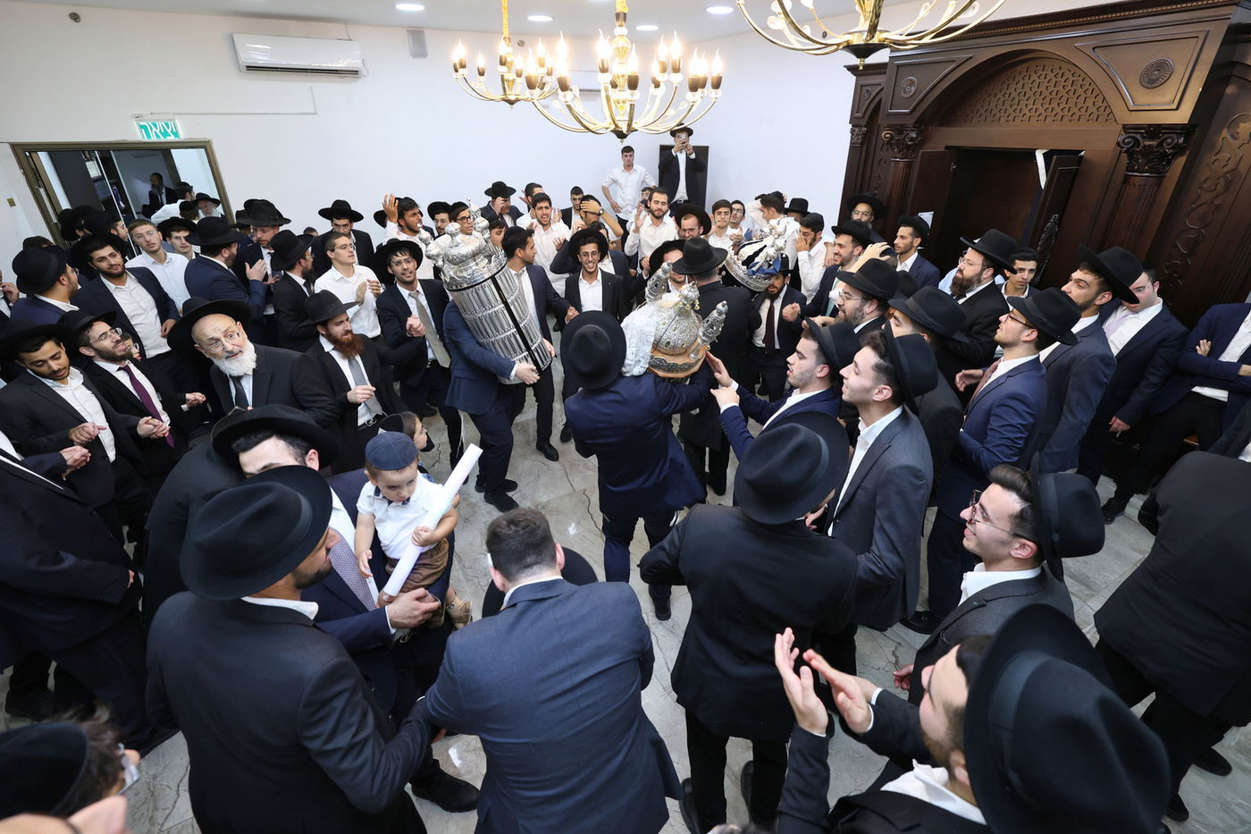 הכנסת ספר תורה לישיבת הקיבוץ