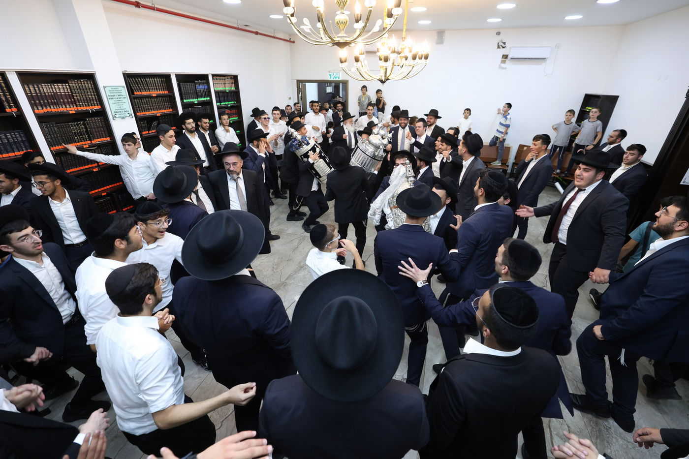 הכנסת ספר תורה לישיבת הקיבוץ