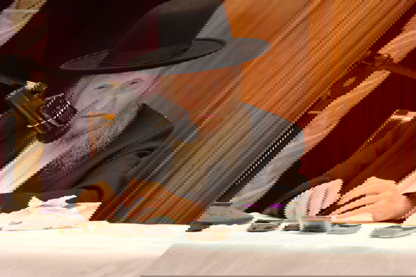 הגאון רבי דן סגל בשיחה בישיבת פוניבז'