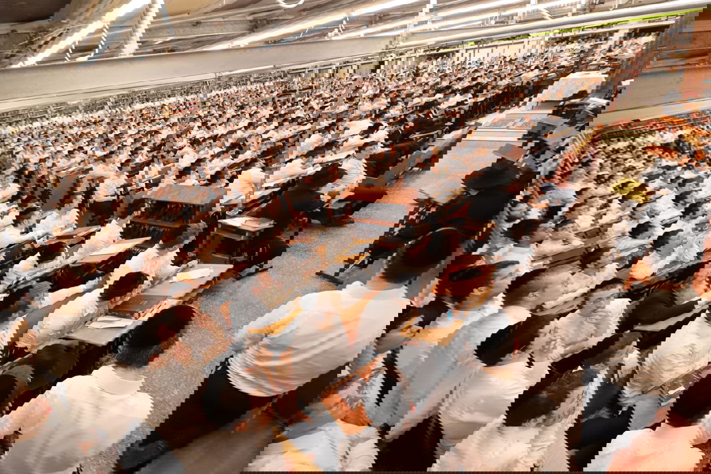 הגאון רבי דן סגל בשיחה בישיבת פוניבז'