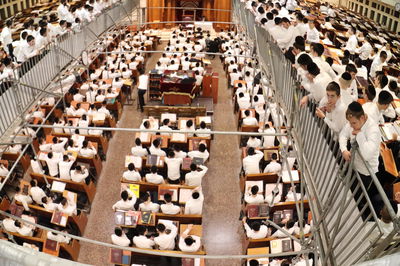 הגאון רבי דן סגל בשיחה בישיבת פוניבז'