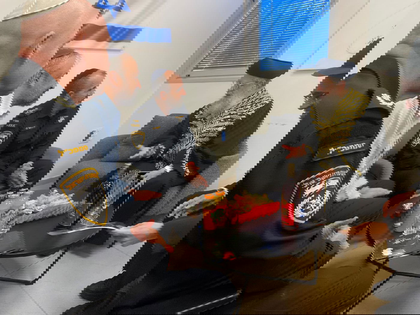 הרבנים הראשיים והשוטרים