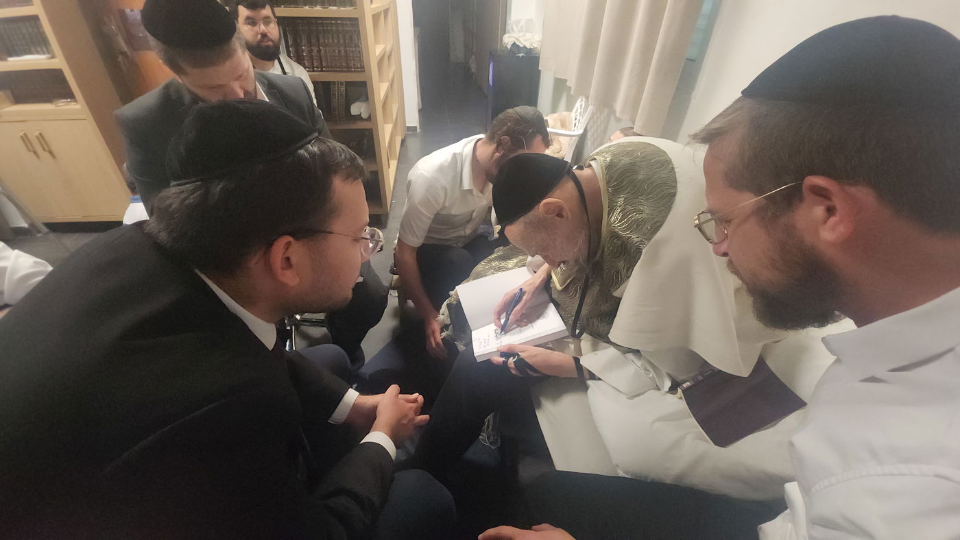 חוקר ארץ ישראל ישראל שפירא עם הגה"צ רבי דב קוק דן במיקום מעיין "מי דקלים"