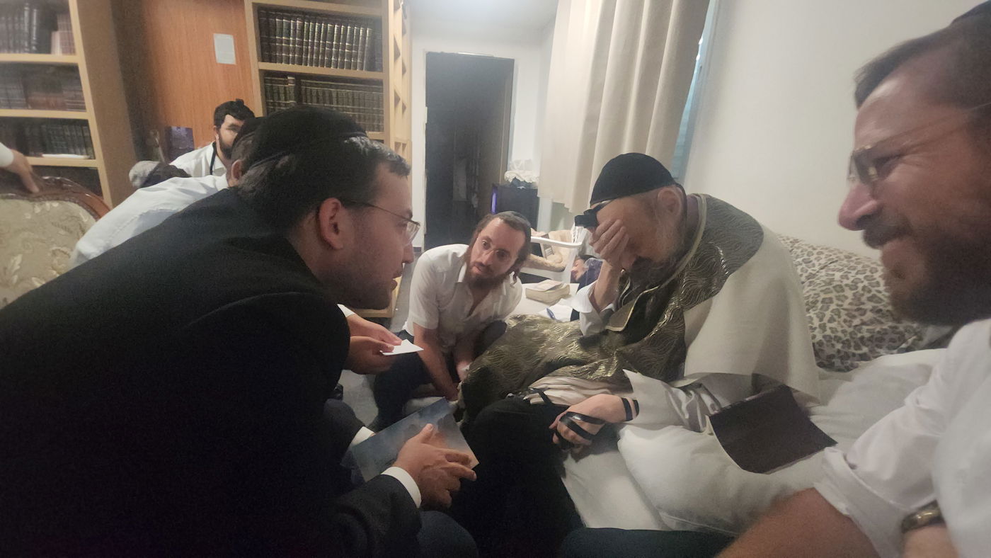 חוקר ארץ ישראל ישראל שפירא עם הגה"צ רבי דב קוק דן במיקום מעיין "מי דקלים"