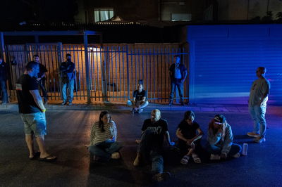 משפחות חטופים מחוץ לבית נתניהו, הלילה