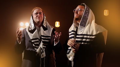 האחים שוקי ויענקי סלומון מפתיעים בדואט: "שיר למלכנו"