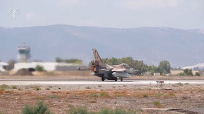 בשלוש זירות במקביל: המראה לתימן - ותקיפות בעזה ולבנון | תיעוד 