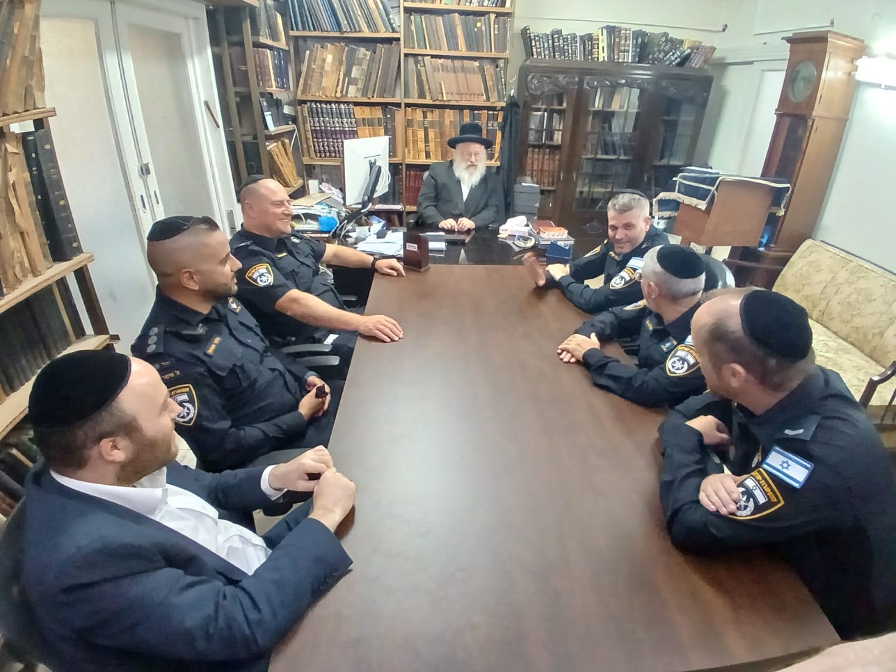 מפקדי המשטרה של מרחב דן בביקור במעונם של גדולי ישראל