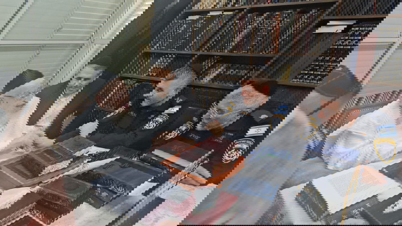 מפקדי המשטרה של מרחב דן בביקור במעונם של גדולי ישראל