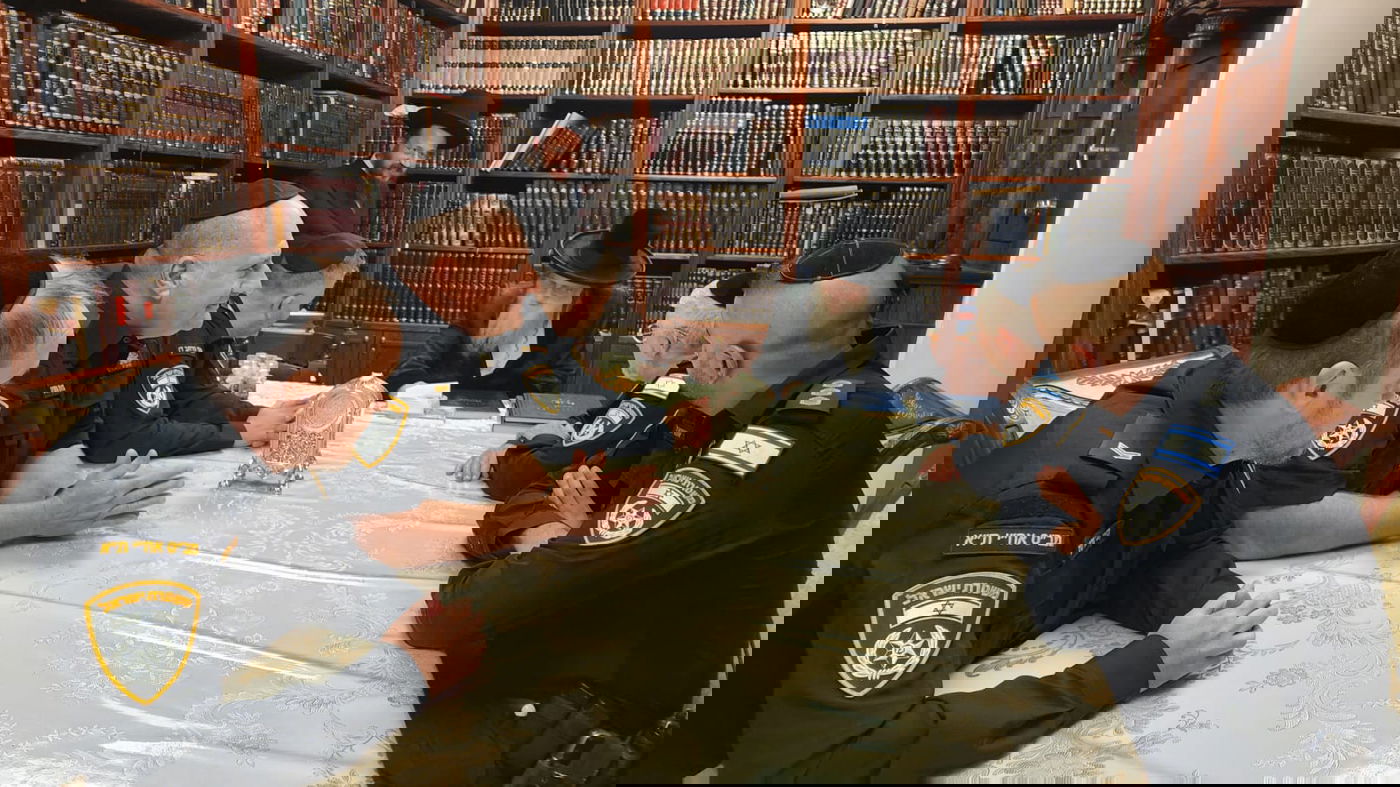 מפקדי המשטרה של מרחב דן בביקור במעונם של גדולי ישראל