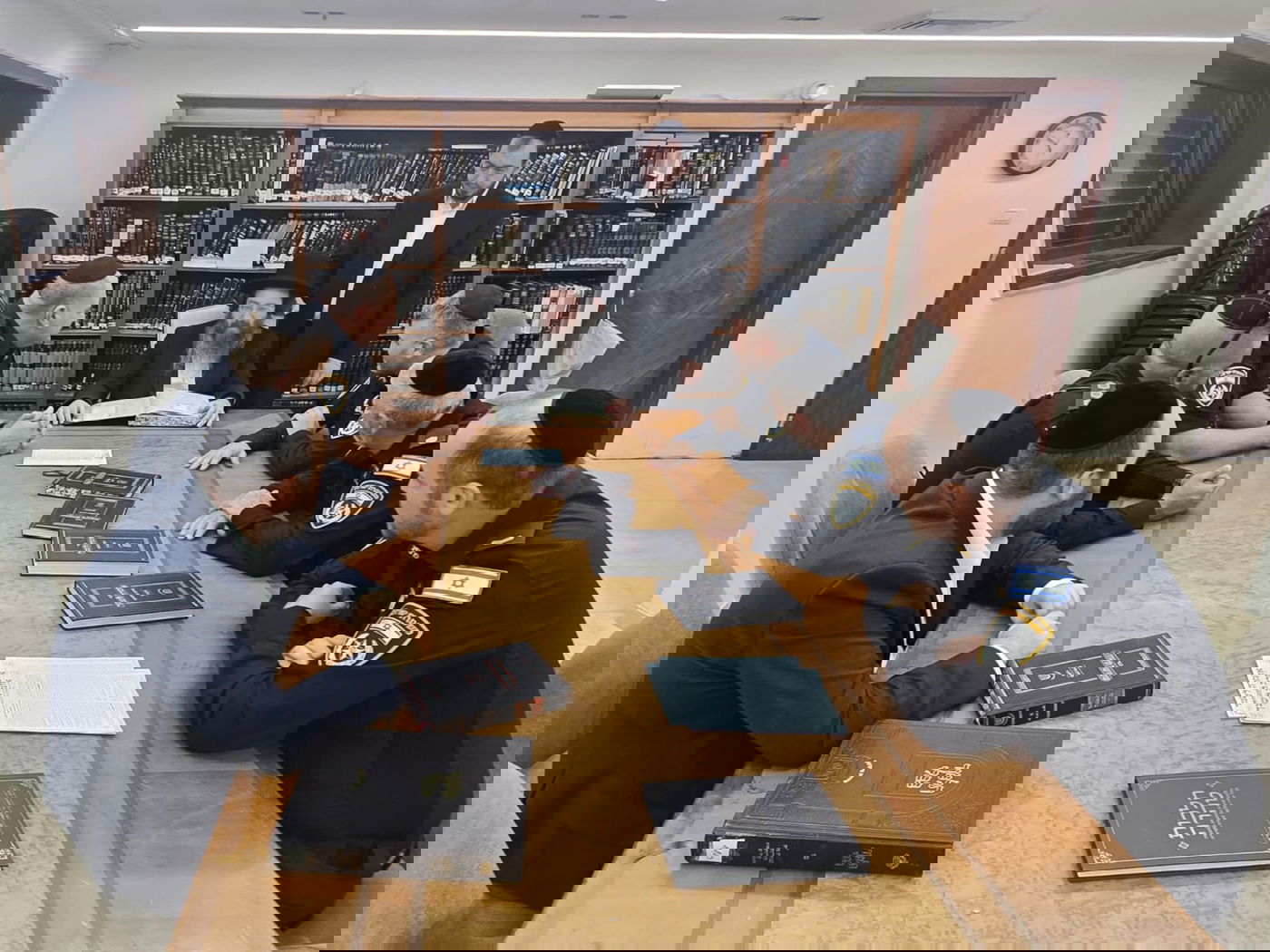 מפקדי המשטרה של מרחב דן בביקור במעונם של גדולי ישראל