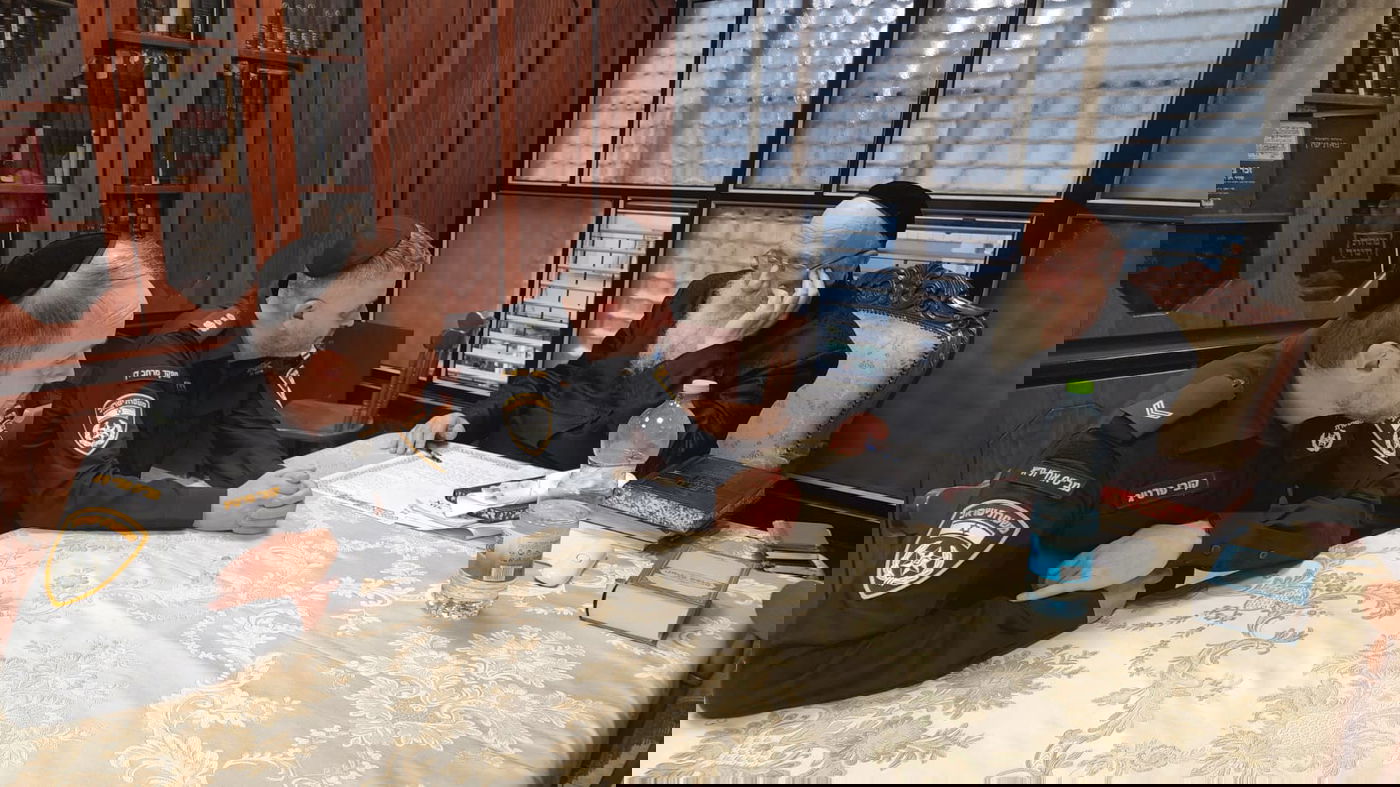 מפקדי המשטרה של מרחב דן בביקור במעונם של גדולי ישראל