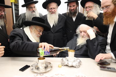 האדמו"ר מתולדות אהרן בביקור אצל הגר"מ שטרנבוך