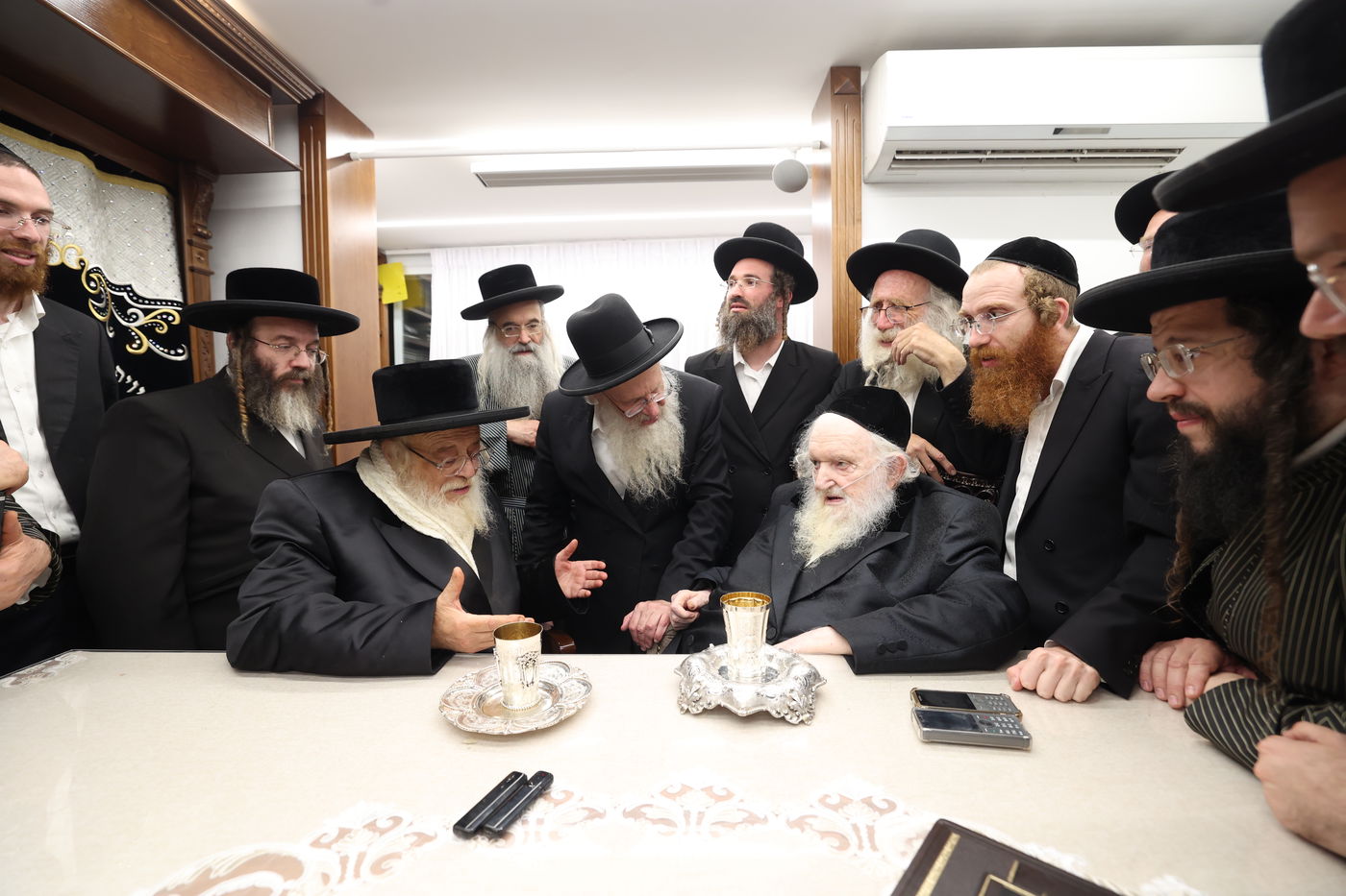 האדמו"ר מתולדות אהרן בביקור אצל הגר"מ שטרנבוך