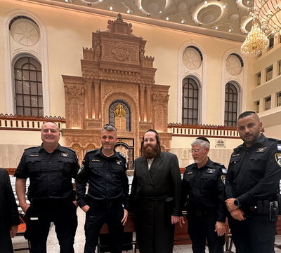 מפקדי המשטרה של מרחב דן בסיור בביהמ"ד ויז'ניץ