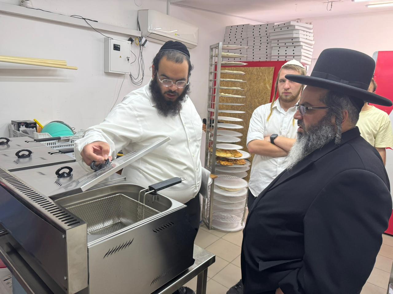 תיעוד מיוחד: הביקורת המפתיעה של רב העיר אומן במטבחי המקום לפני החג