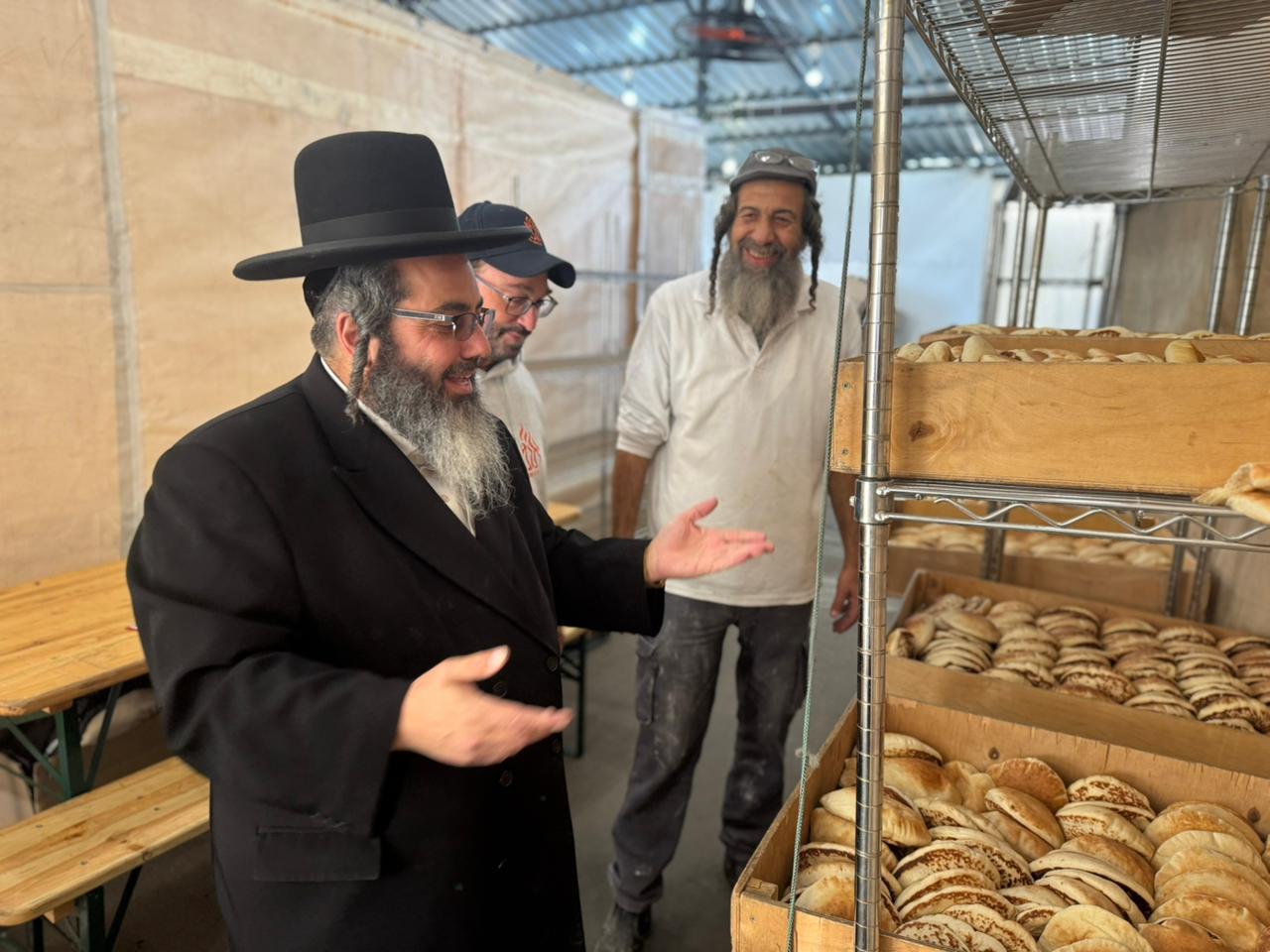 תיעוד מיוחד: הביקורת המפתיעה של רב העיר אומן במטבחי המקום לפני החג