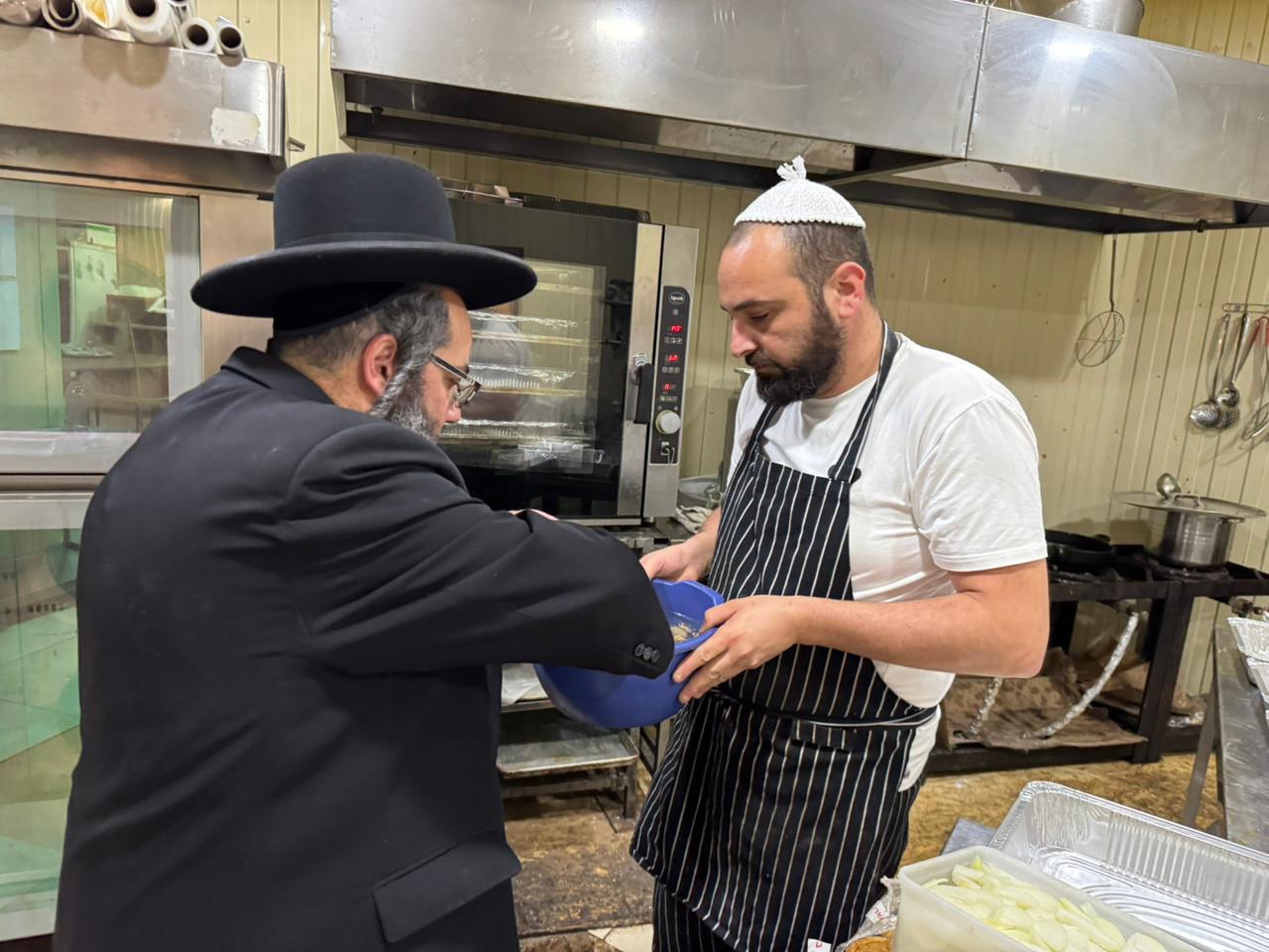 תיעוד מיוחד: הביקורת המפתיעה של רב העיר אומן במטבחי המקום לפני החג