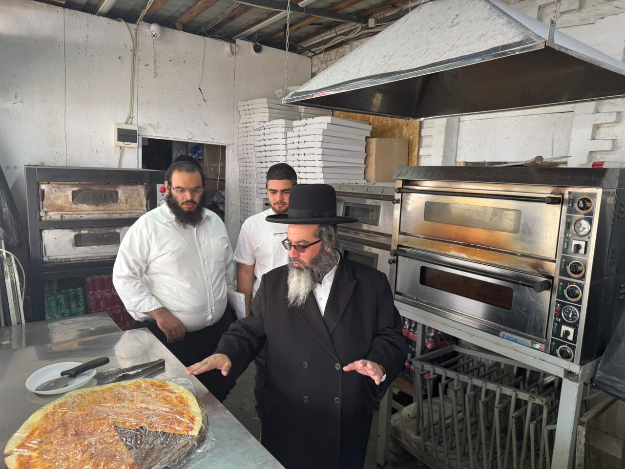 תיעוד מיוחד: הביקורת המפתיעה של רב העיר אומן במטבחי המקום לפני החג