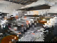 תיעוד מיוחד: הביקורת המפתיעה של רב העיר אומן במטבחי המקום לפני החג