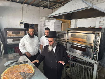 תיעוד מיוחד: הביקורת המפתיעה של רב העיר אומן במטבחי המקום לפני החג