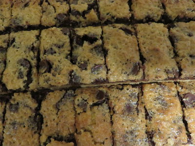 עוגת ריבועי שוקולד צ’יפס