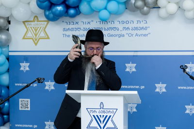 הרה"ג הרב מאיר קוזלובסקי בתקיעת שופר בטביליסי שבגאורגיה
