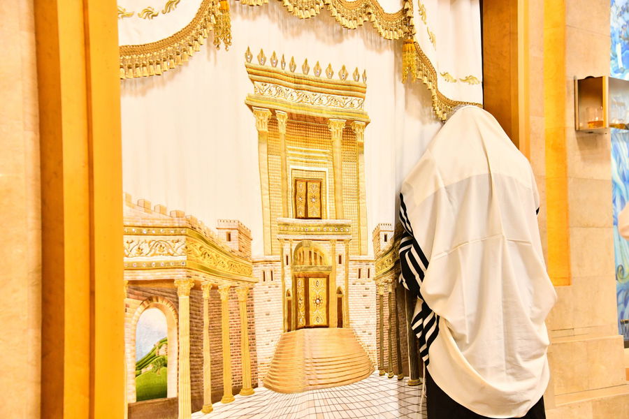 פרשת ניצבים: האם בימים נוראים חובה להקפיד על שליח ציבור צדיק?