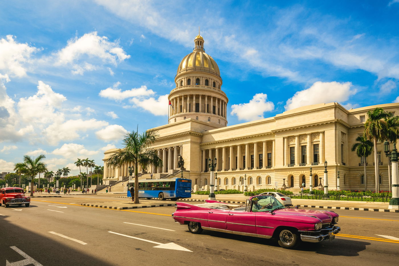 מראה אופייני. רכביים ישנים ברחובות קובה
