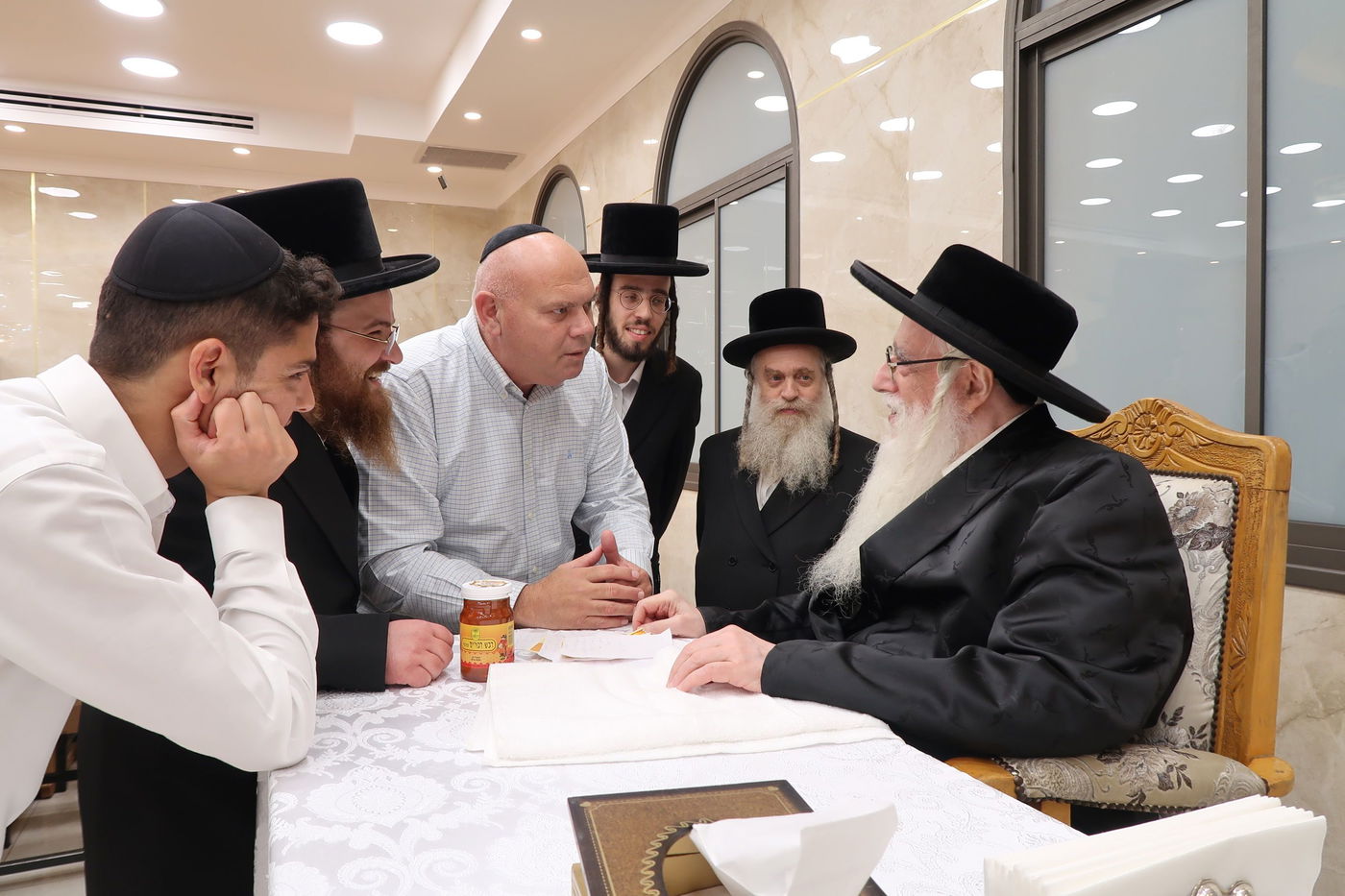 האדמו"ר מצאנז בקבלת קהל לקראת ימי הרחמים והסליחות