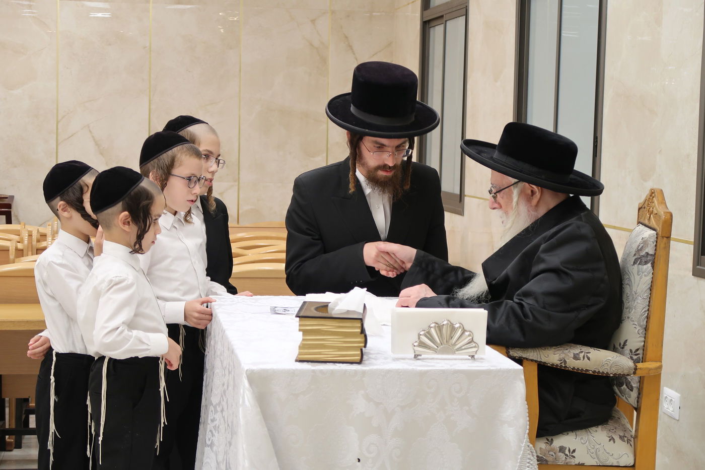 האדמו"ר מצאנז בקבלת קהל לקראת ימי הרחמים והסליחות