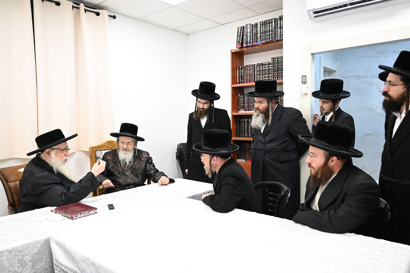 האדמו"ר מצאנז בקבלת קהל לקראת ימי הרחמים והסליחות