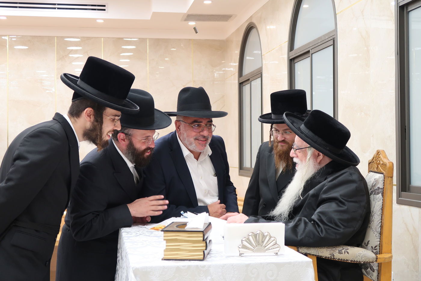 האדמו"ר מצאנז בקבלת קהל לקראת ימי הרחמים והסליחות