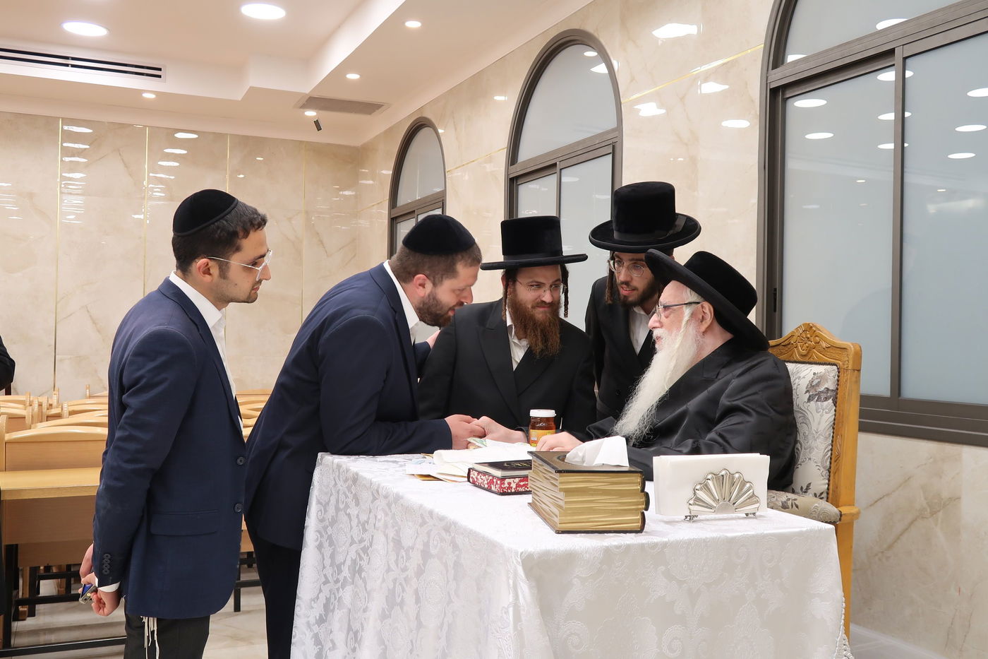 האדמו"ר מצאנז בקבלת קהל לקראת ימי הרחמים והסליחות