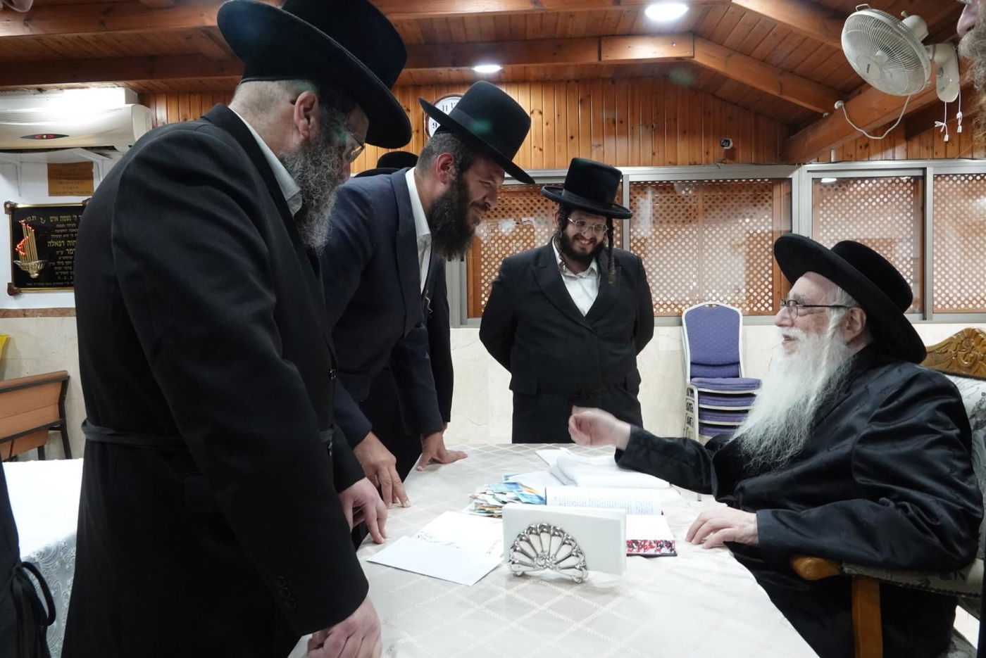 האדמו"ר מצאנז בקבלת קהל לקראת ימי הרחמים והסליחות