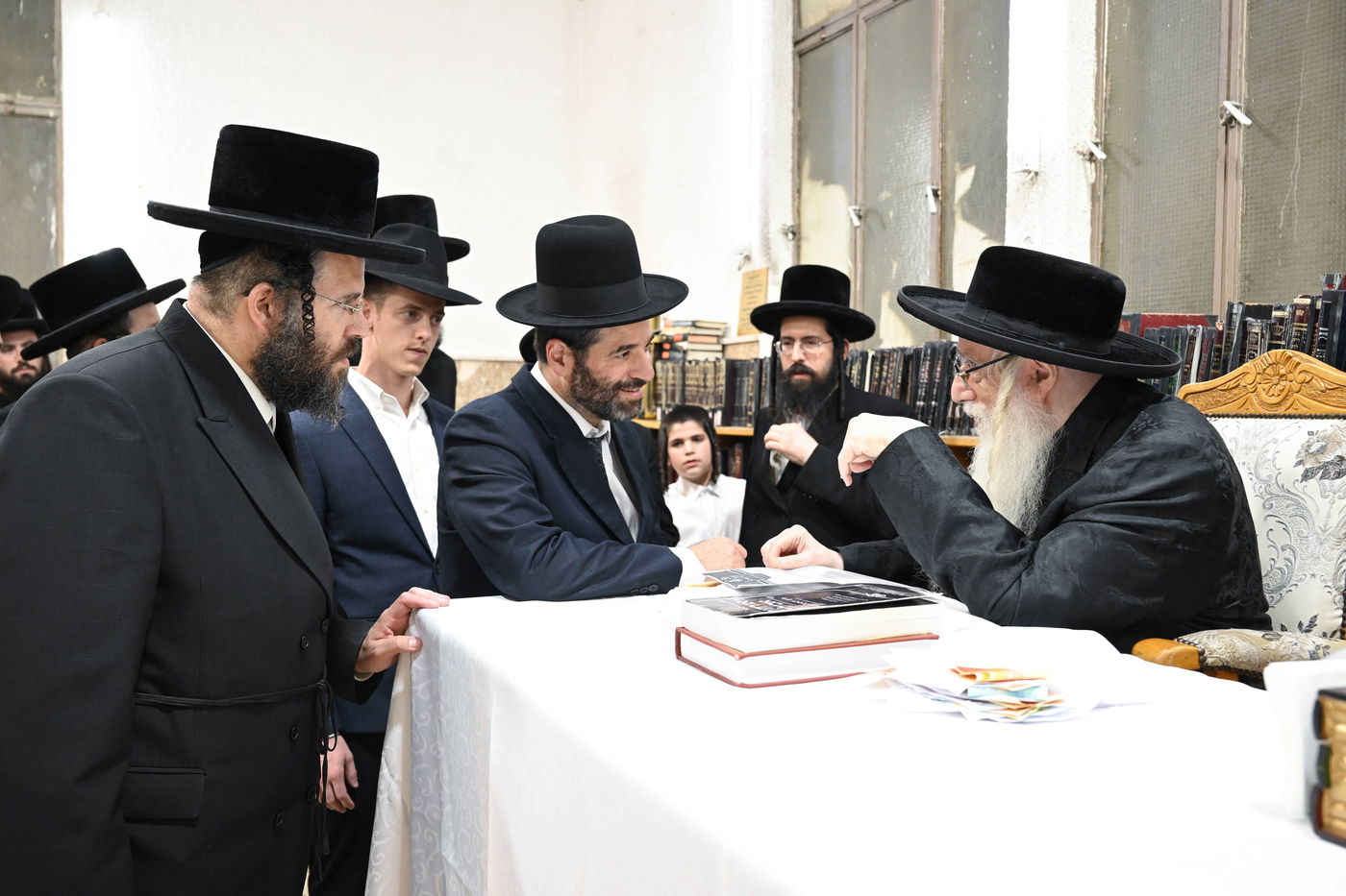 האדמו"ר מצאנז בקבלת קהל לקראת ימי הרחמים והסליחות