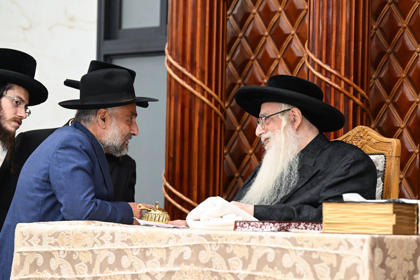 האדמו"ר מצאנז בקבלת קהל לקראת ימי הרחמים והסליחות