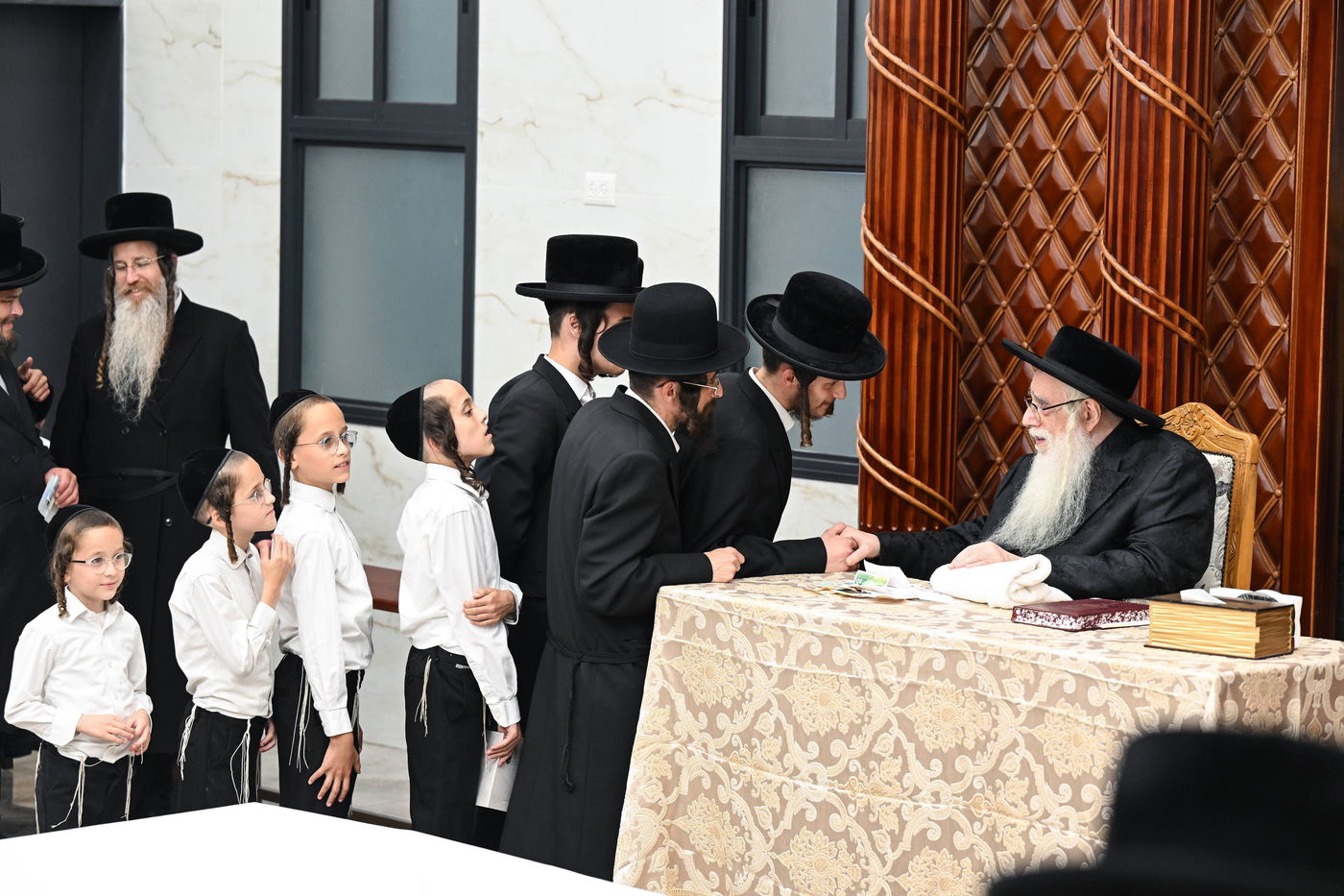 האדמו"ר מצאנז בקבלת קהל לקראת ימי הרחמים והסליחות