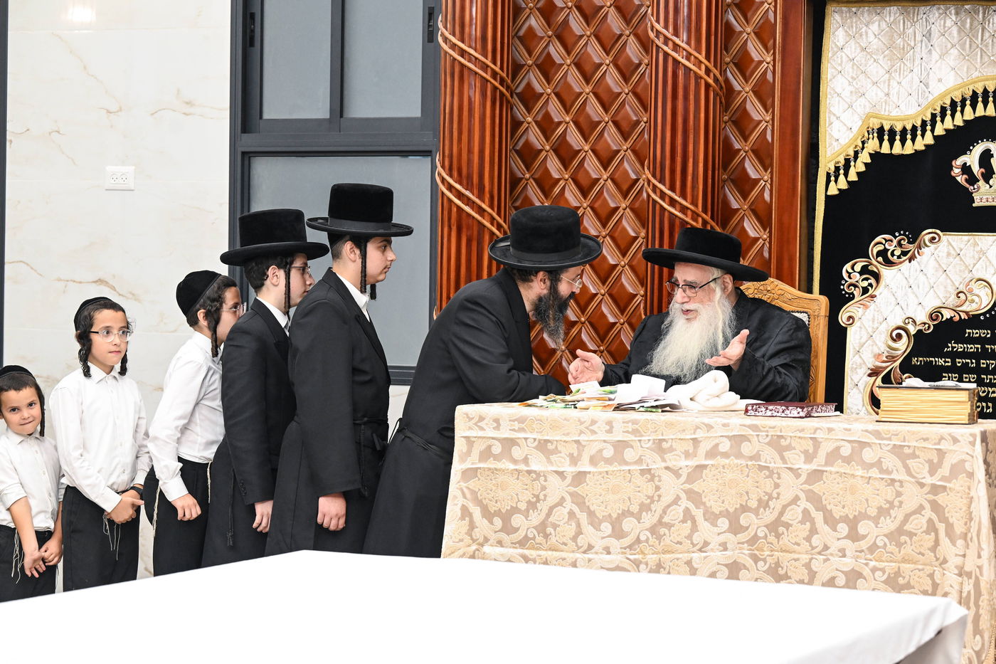 האדמו"ר מצאנז בקבלת קהל לקראת ימי הרחמים והסליחות