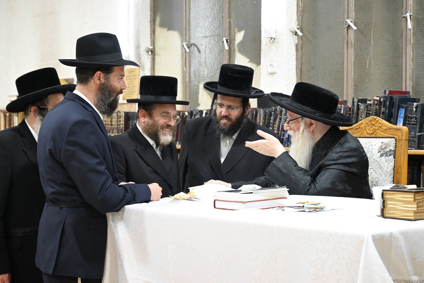 האדמו"ר מצאנז בקבלת קהל לקראת ימי הרחמים והסליחות