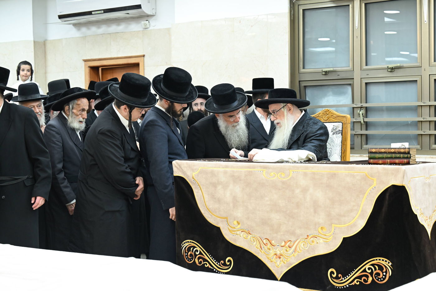 האדמו"ר מצאנז בקבלת קהל לקראת ימי הרחמים והסליחות