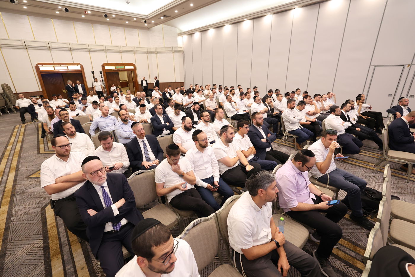 ירחי כלה: רגע לפני סוף זמן אלול - החרדים העובדים חוזרים לישיבה