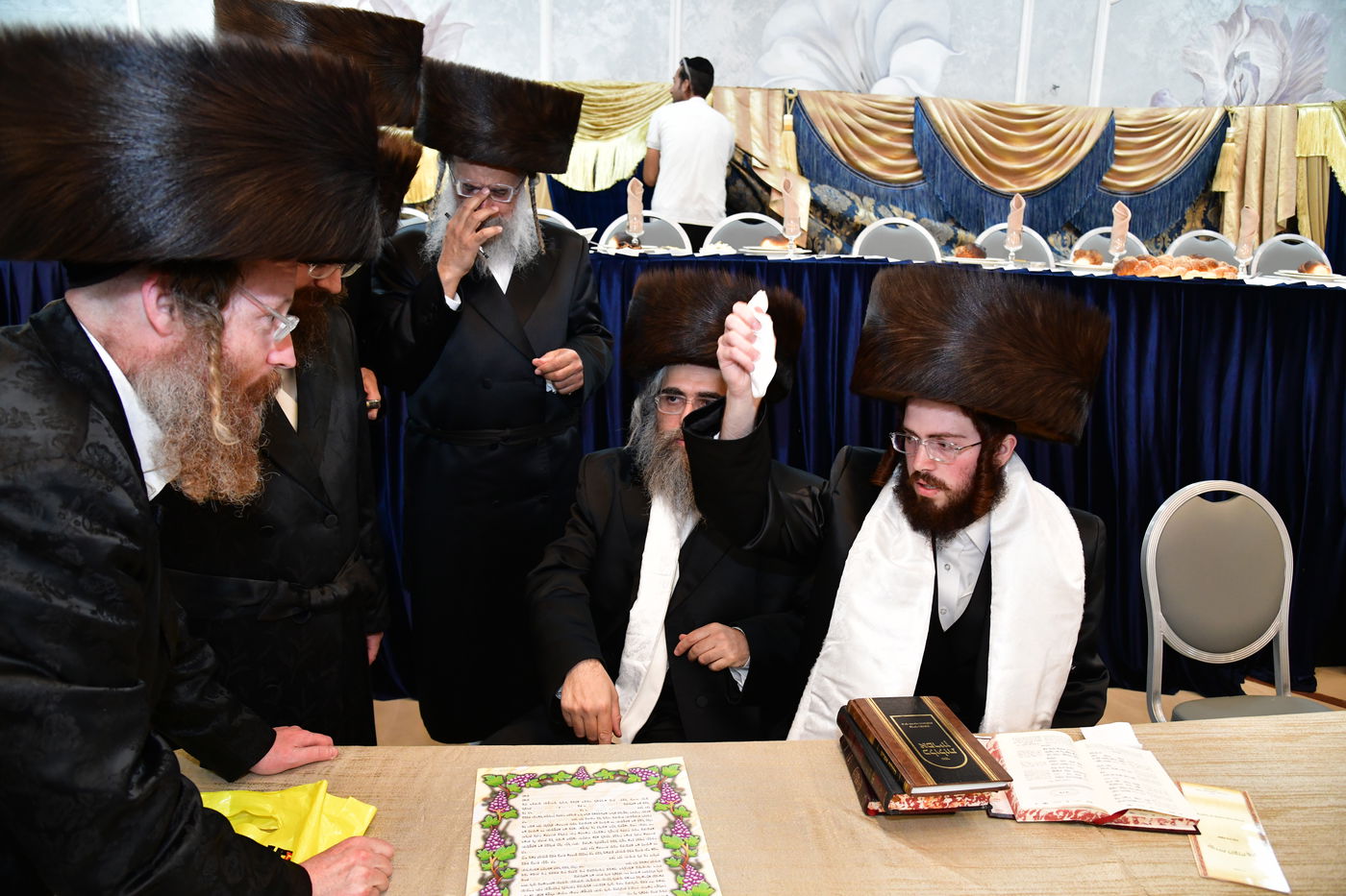 שמחת נישואי בן אב"ד מירון עם נכדת האדמו"ר מלעלוב ניקלשבורג