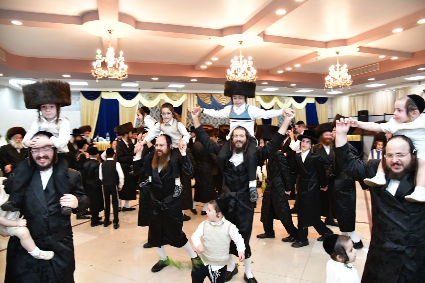 שמחת נישואי בן אב"ד מירון עם נכדת האדמו"ר מלעלוב ניקלשבורג