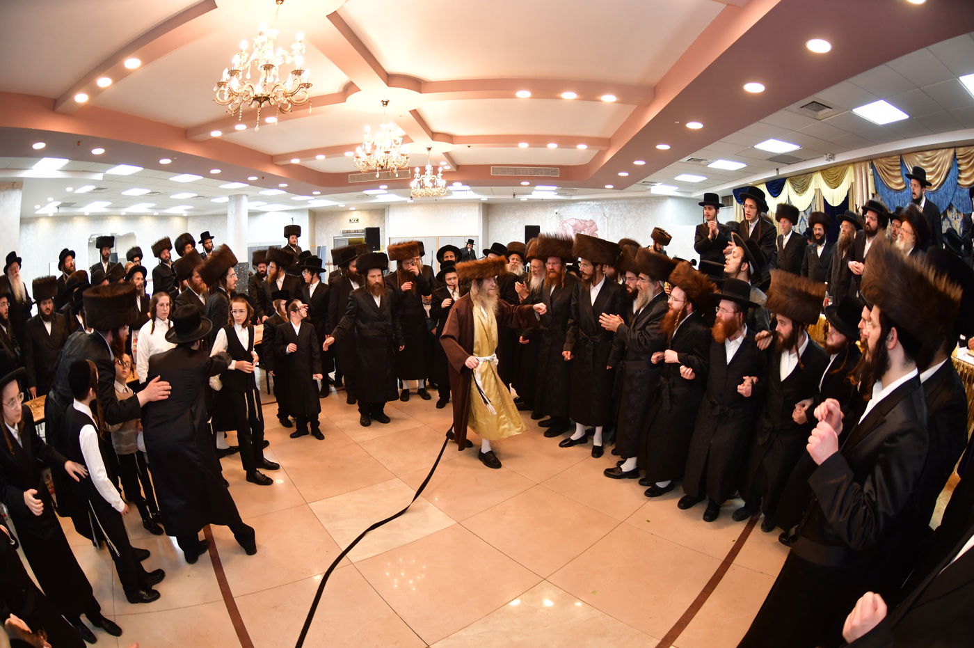 שמחת נישואי בן אב"ד מירון עם נכדת האדמו"ר מלעלוב ניקלשבורג