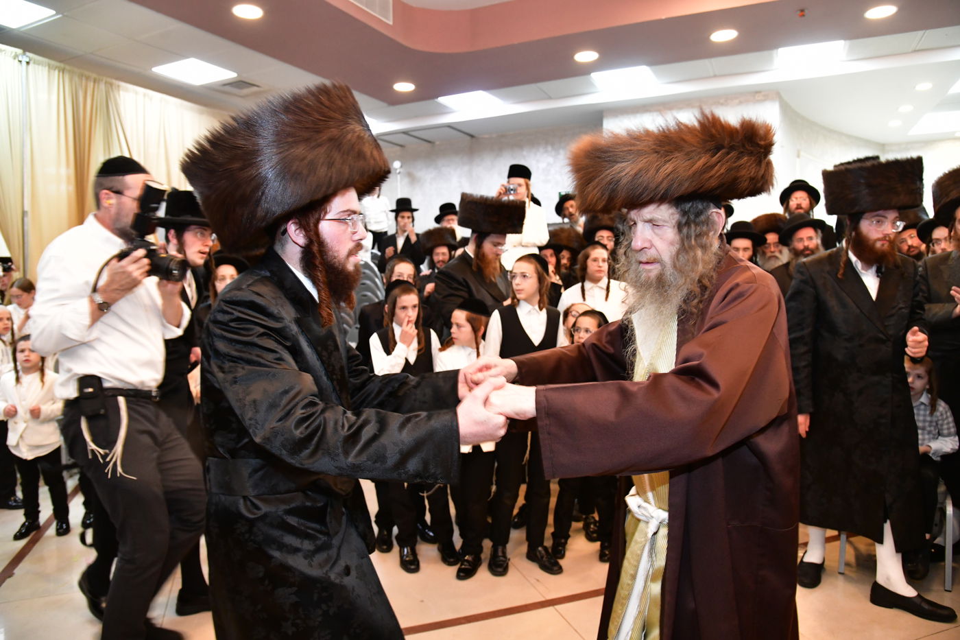 שמחת נישואי בן אב"ד מירון עם נכדת האדמו"ר מלעלוב ניקלשבורג