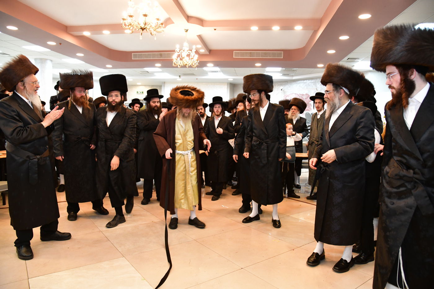 שמחת נישואי בן אב"ד מירון עם נכדת האדמו"ר מלעלוב ניקלשבורג