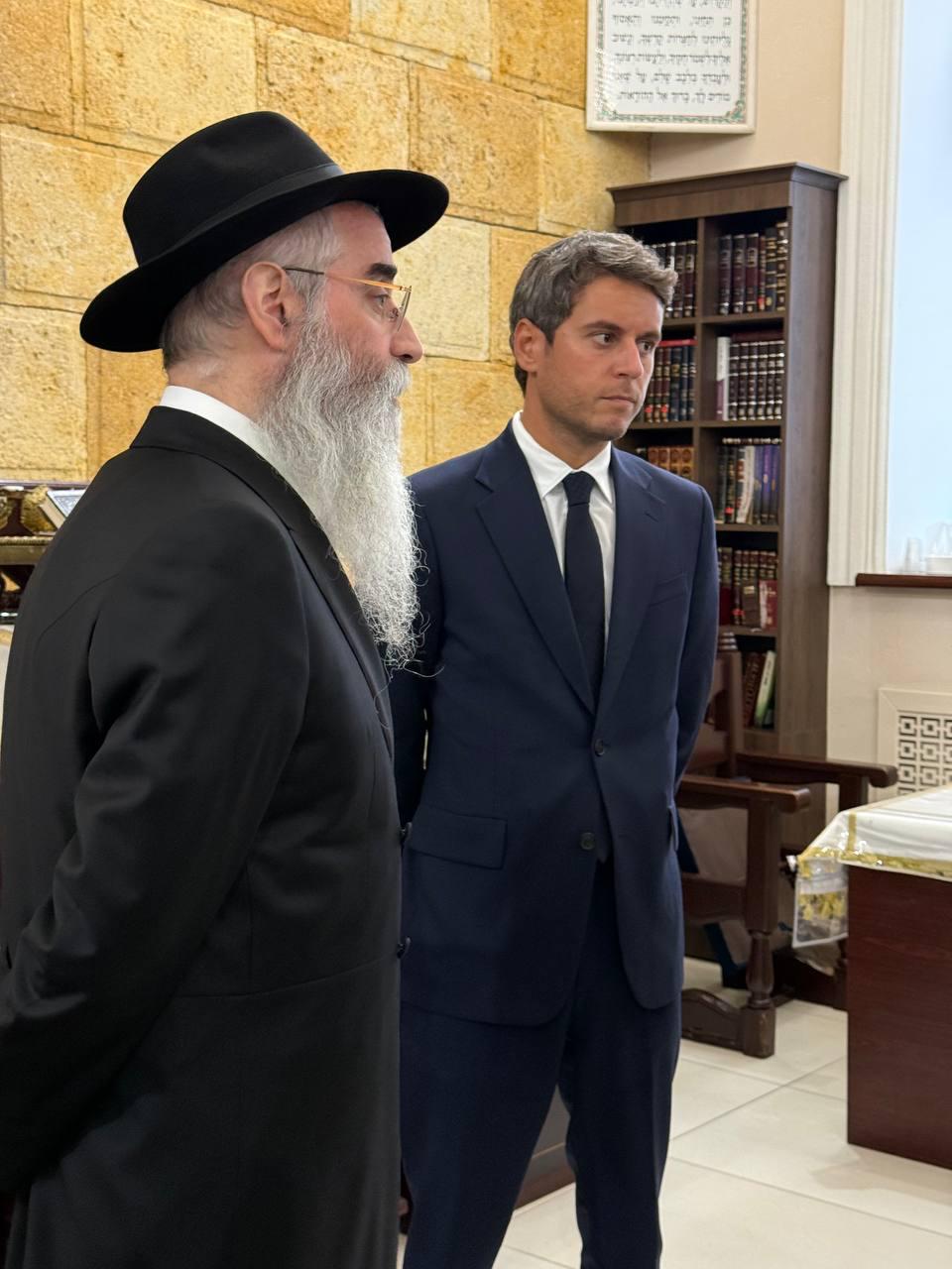 היורש של מקרון? הכוכב הפוליטי של צרפת נשנק מבכי בביקור היהודי