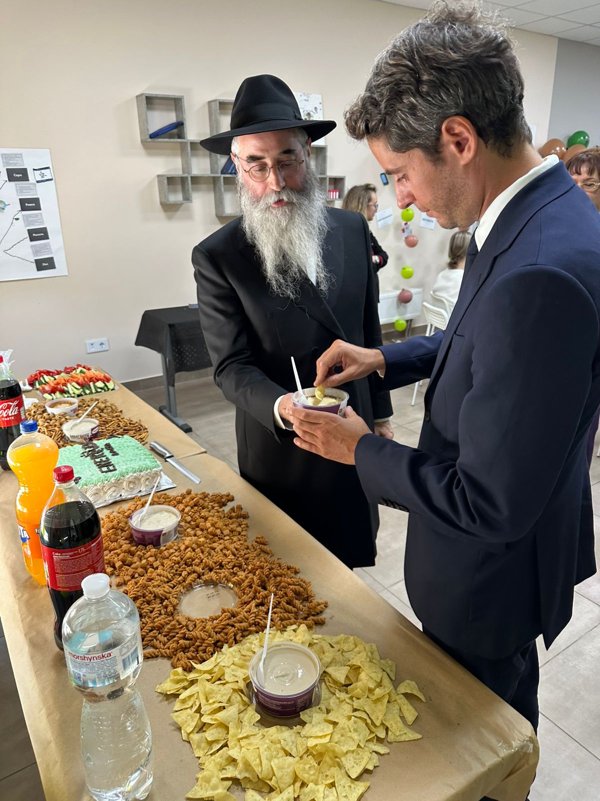 היורש של מקרון? הכוכב הפוליטי של צרפת נשנק מבכי בביקור היהודי